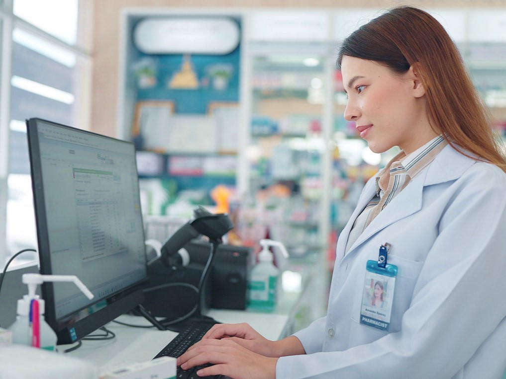 pharmacist-using-computer